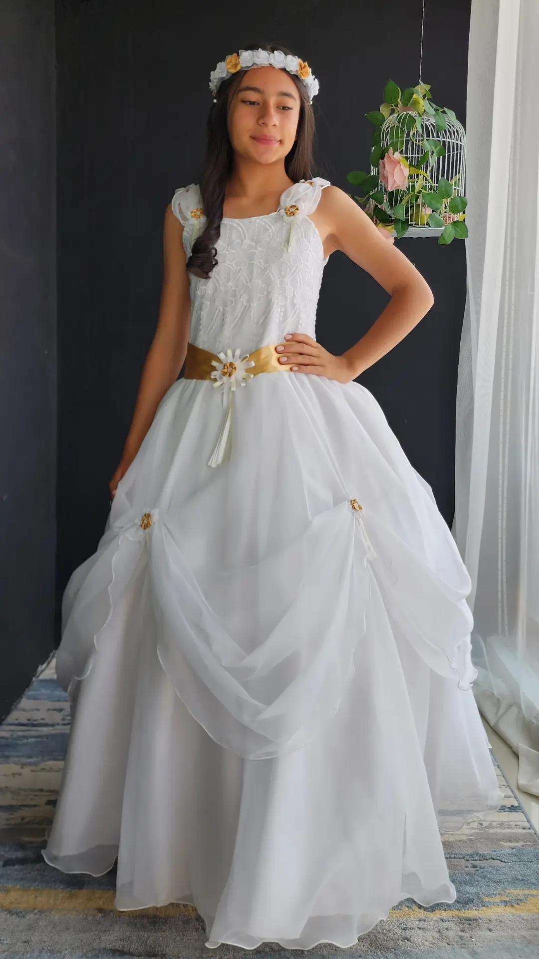 Vestido de Primera Comunión Blanco con Falda Recogida con Flores Doradas
