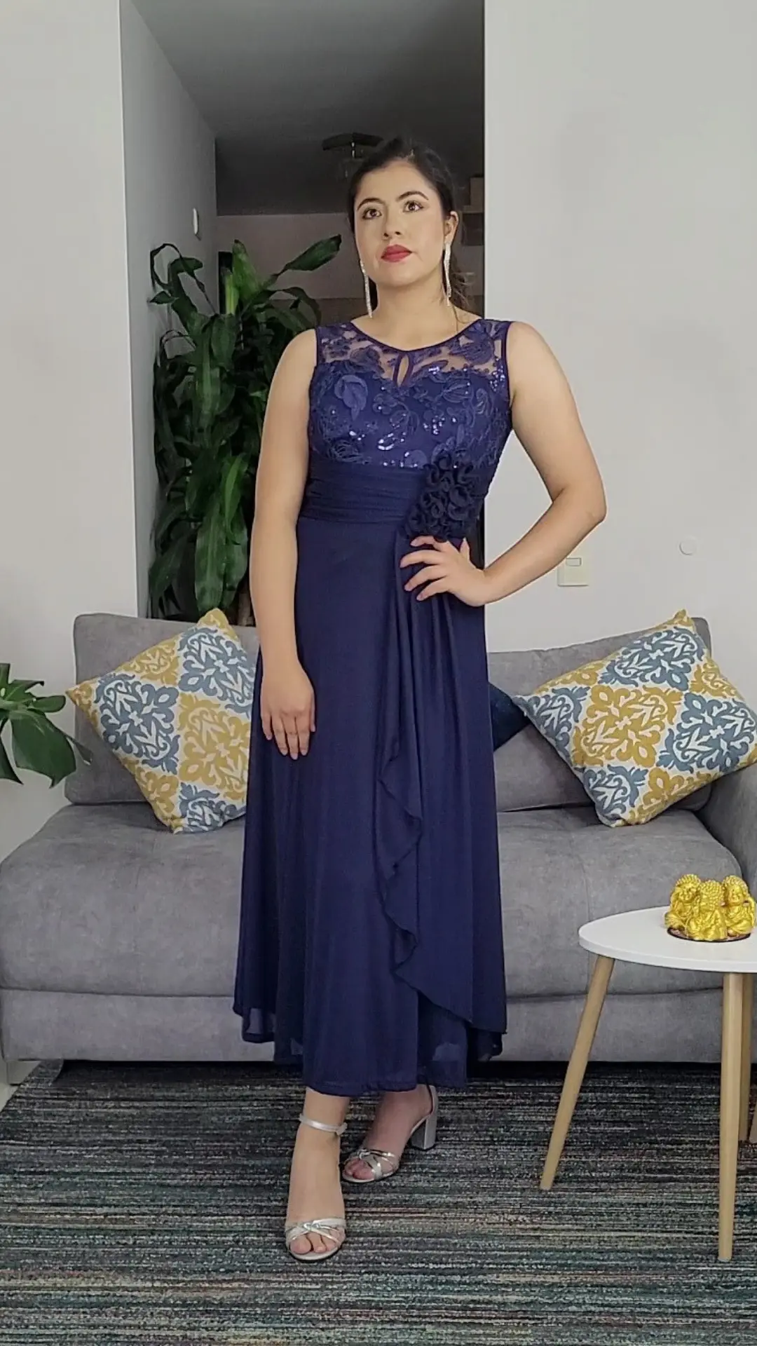 Vestido Azul Noche con Cuerpo en Encaje y Falda Drapeada