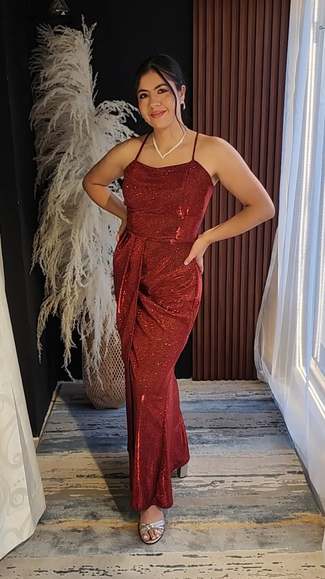 Vestido Rojo Brillante con Drapeado Frontal y Tirantes Finos