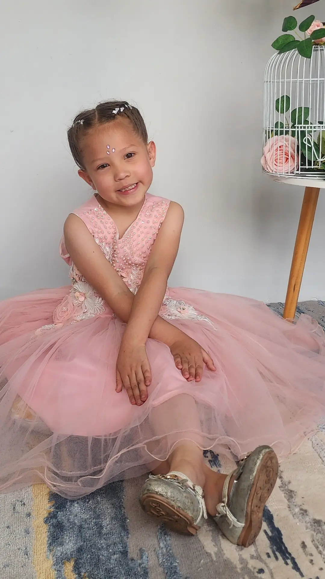 Vestido de Niña Rosado con Escote en V con Apliques
