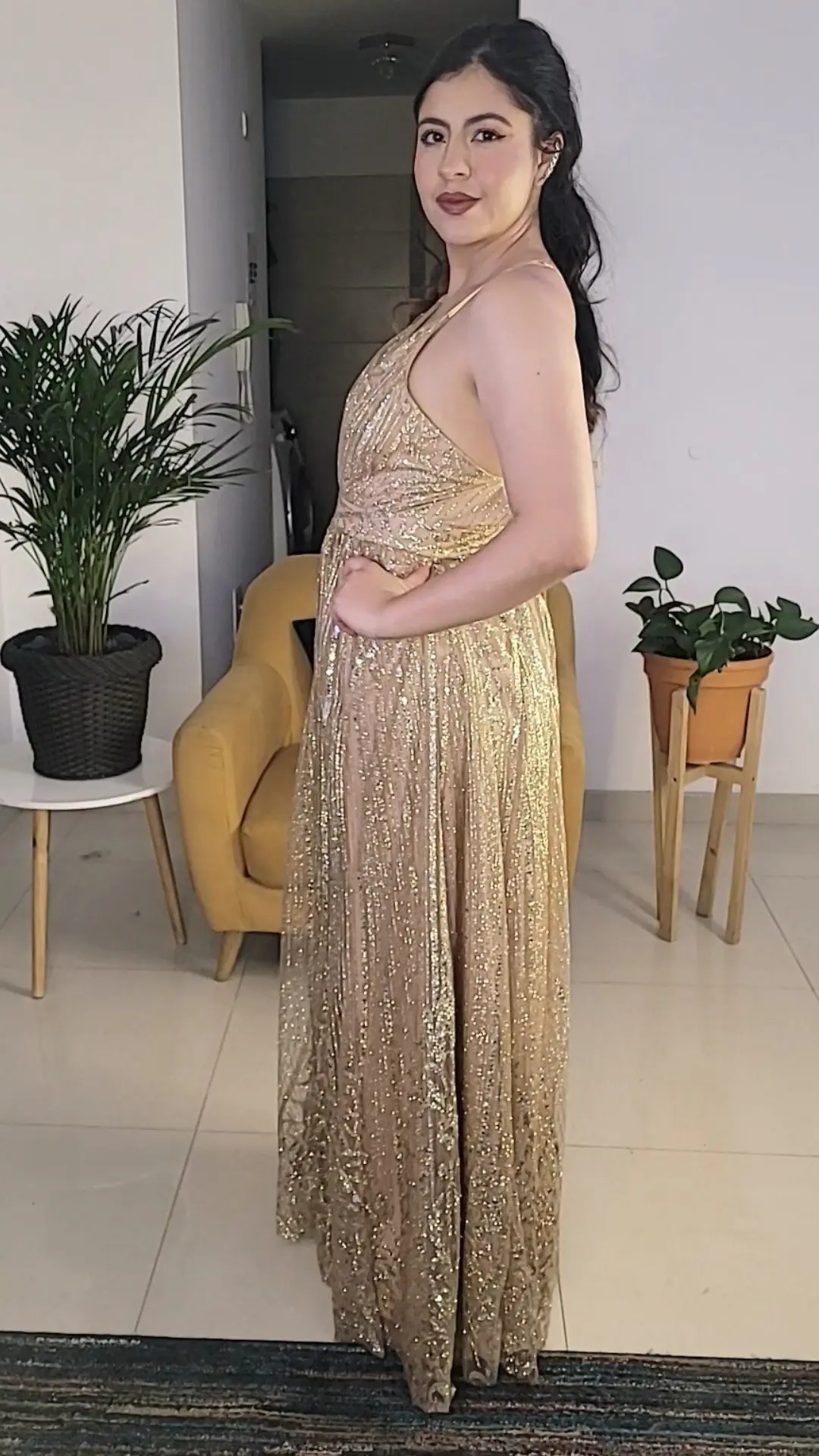 Vestido Dorado con Brillo y Escote en V Profundo