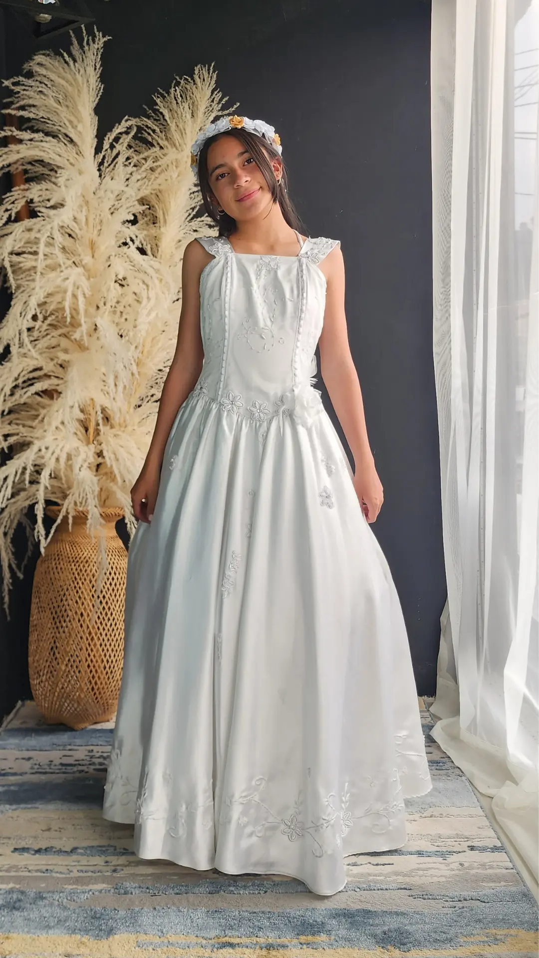Vestido de Primera Comunión Blanco con Escote Cuadrado y Bordado en la Falda