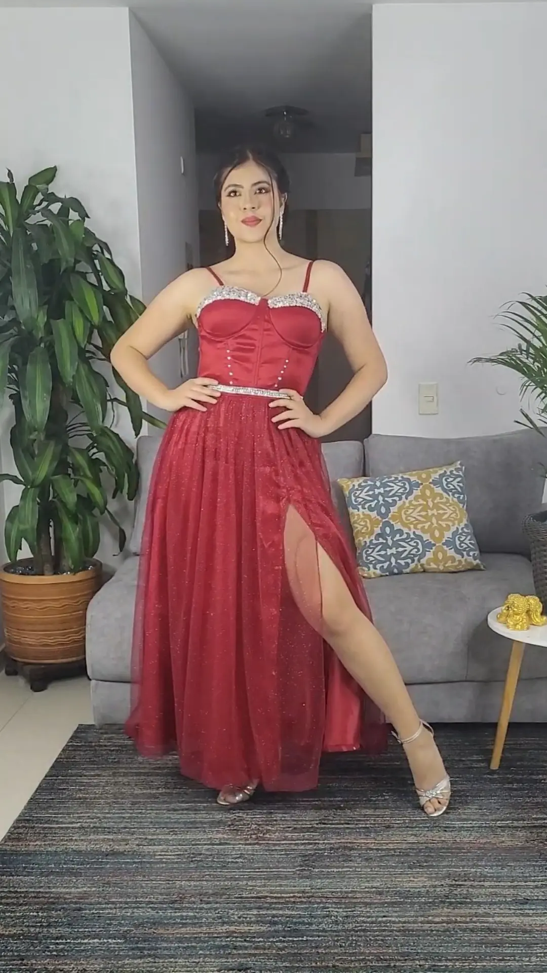 Vestido Rojo con Falda en Tul y Pedrería en el Escote
