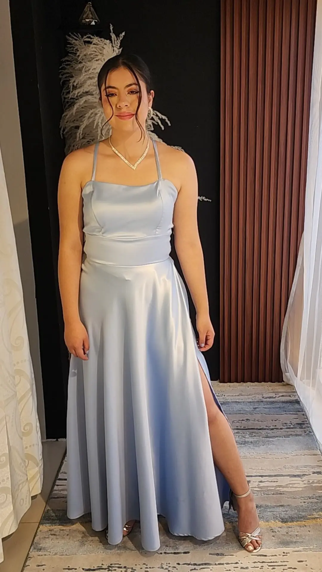 Vestido Azul Cielo Satinado con Escote Recto y Falda Amplia