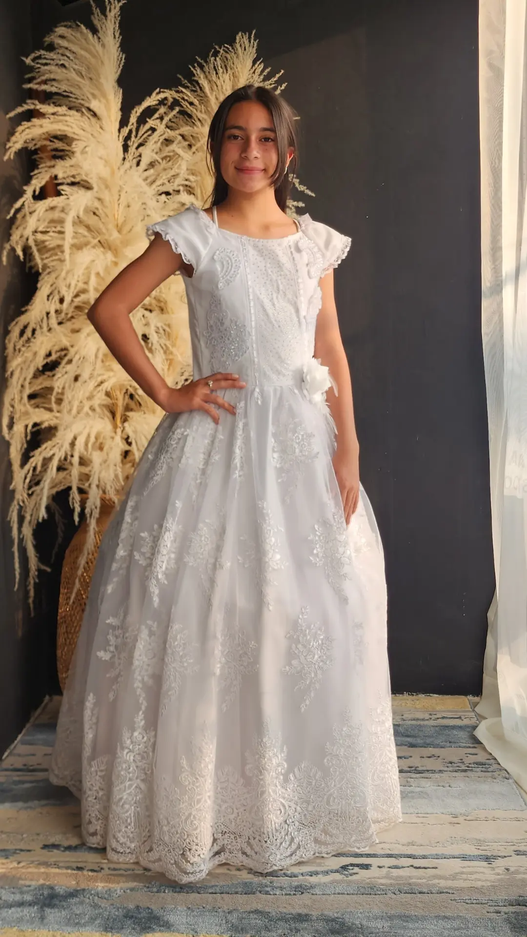 Vestido de Primera Comunión Blanco con Manga de Volante y Encaje Bordado