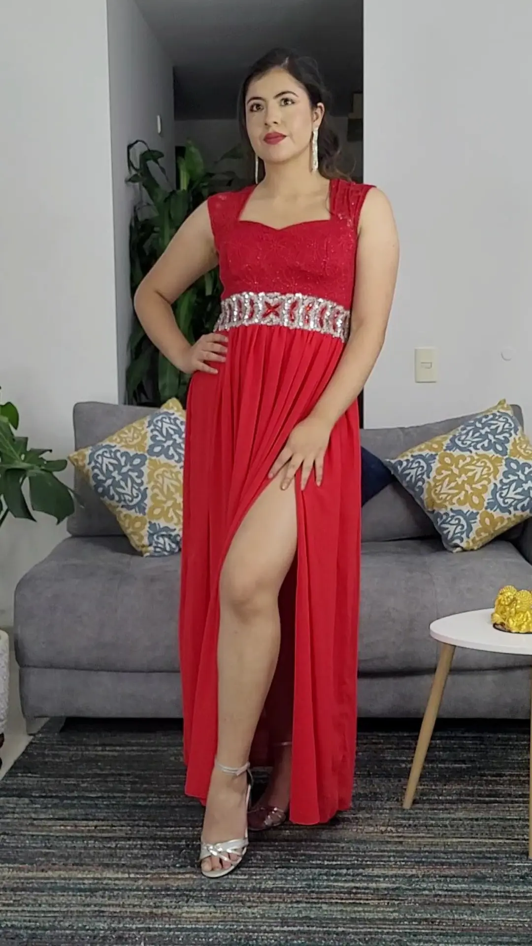 Vestido Rojo de Gala con Cuerpo en Encaje y Cinturón de Pedrería