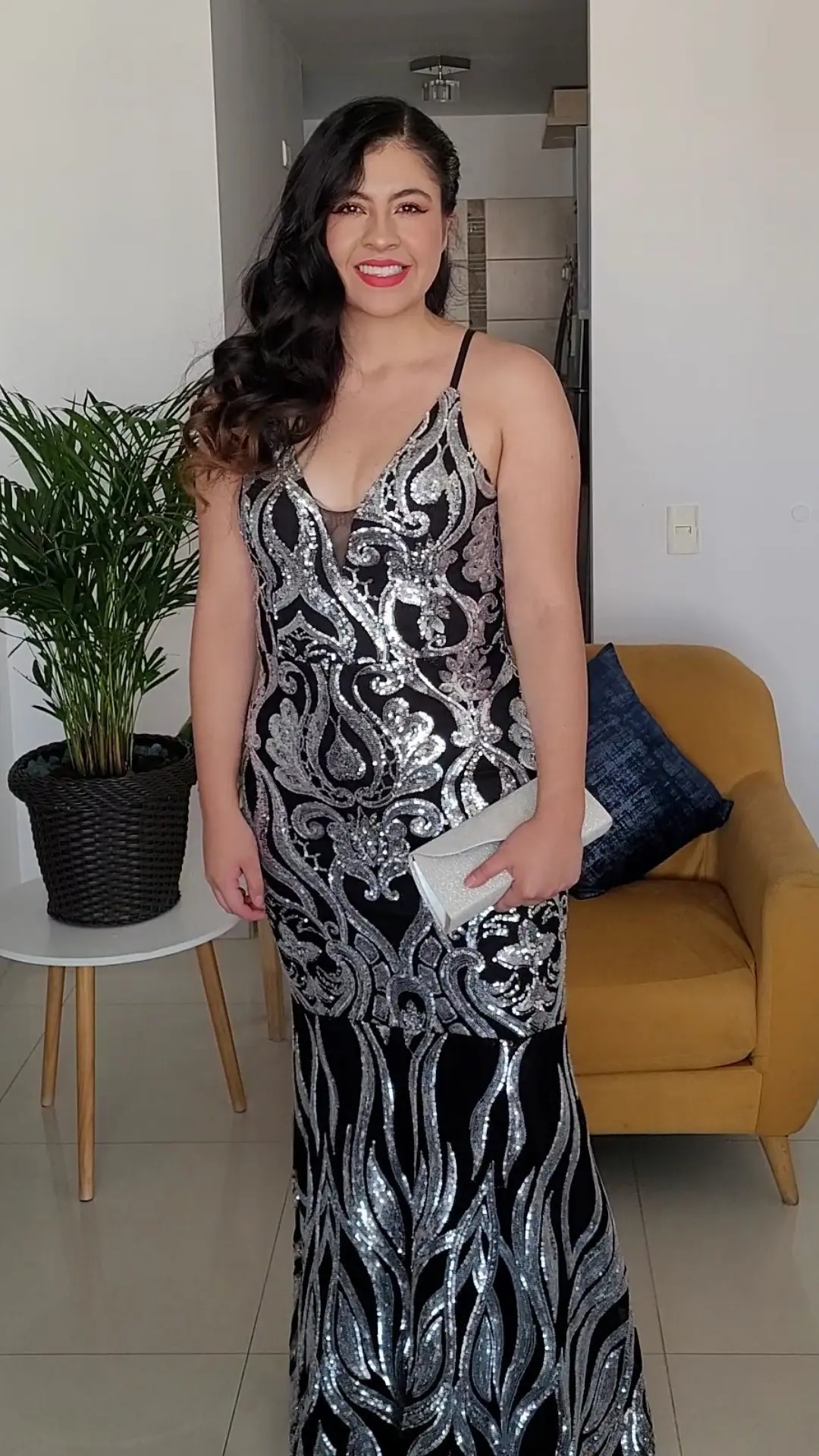 Vestido Negro con Lentejuelas Plateadas y Espalda en Cordones