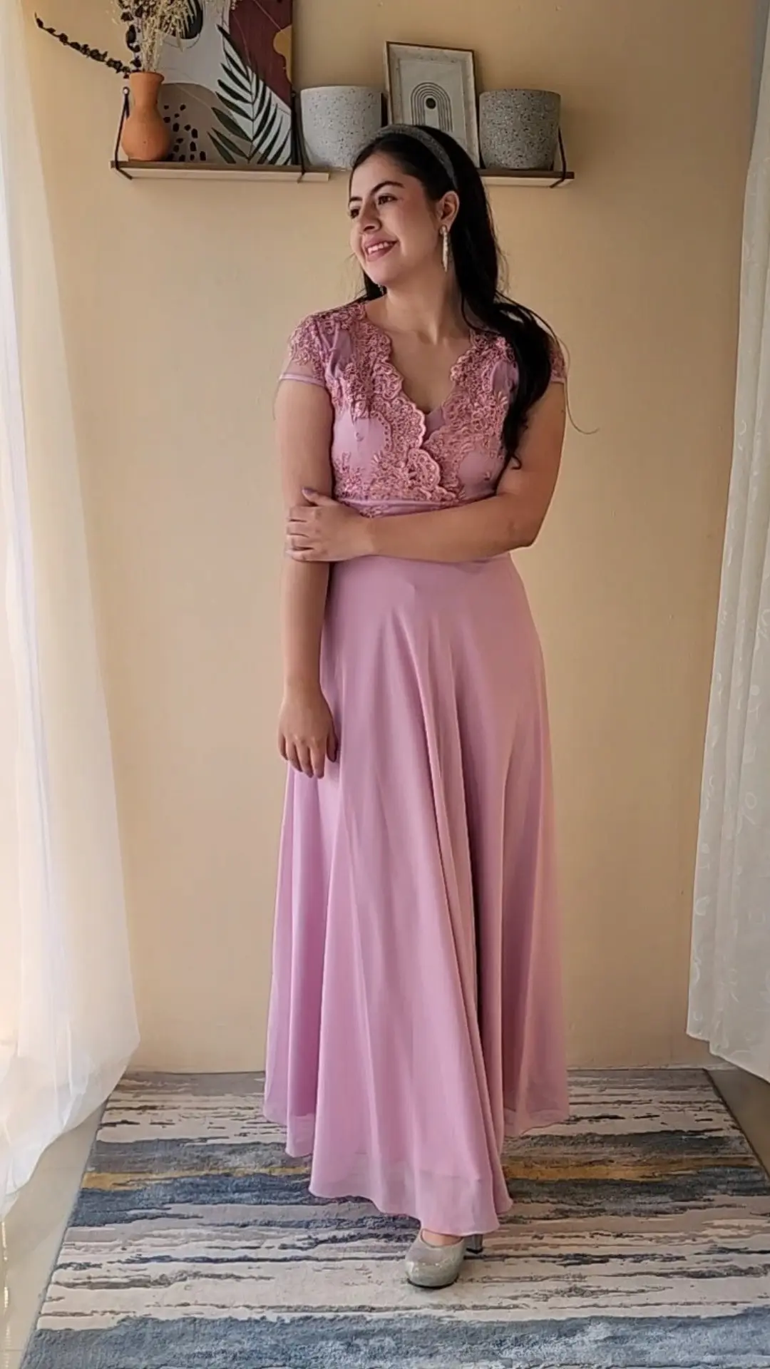 Vestido Rosado con Cuerpo en Encaje y Falda Ligera
