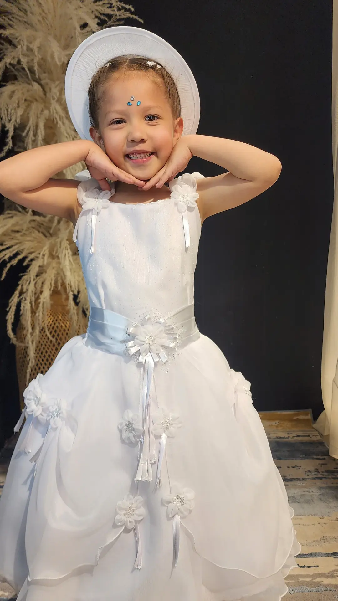 Vestido de Niña Blanco con Flores en los Hombros y en la Falda