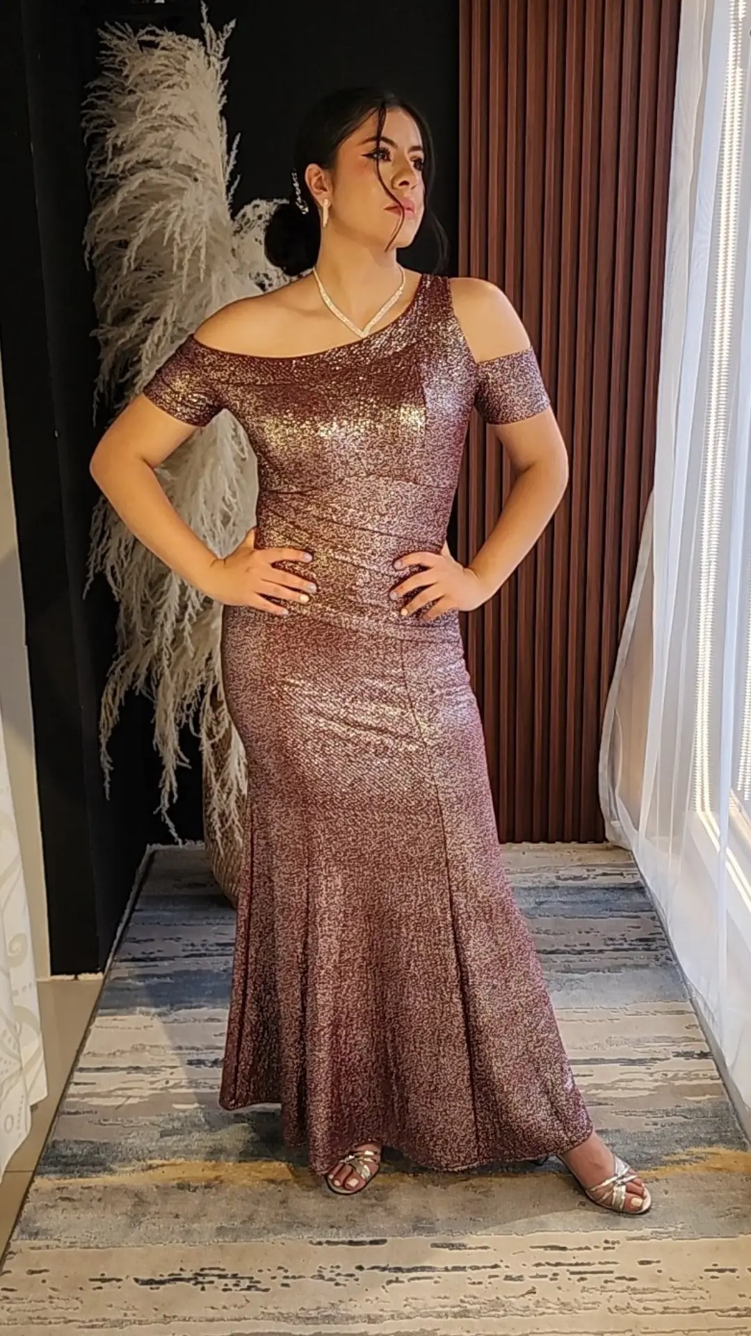 Vestido Vinotinto con Brillo Plateado y Escote Asimétrico