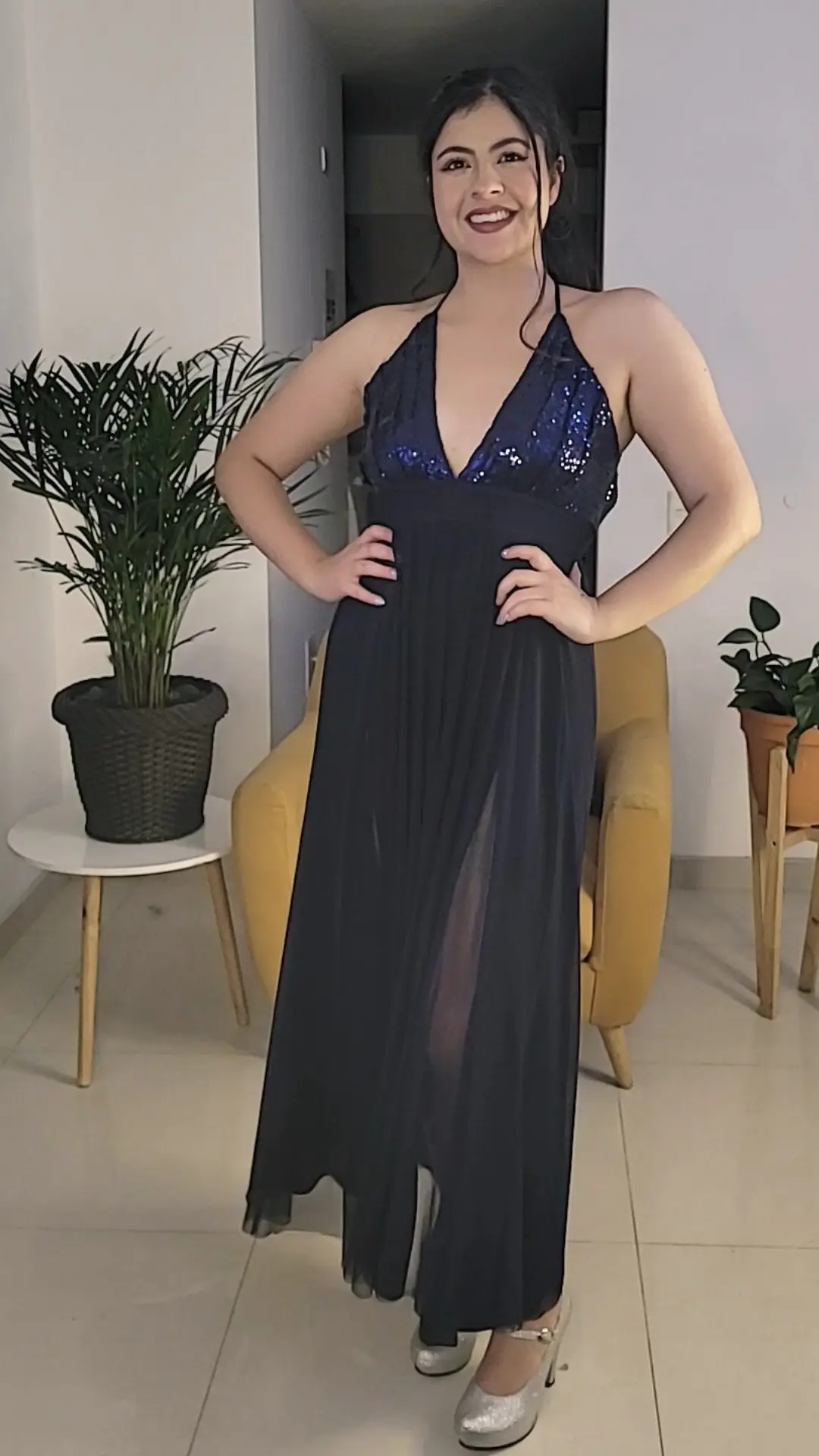 Vestido Azul Noche con Cuerpo en Lentejuelas y Falda Transparente