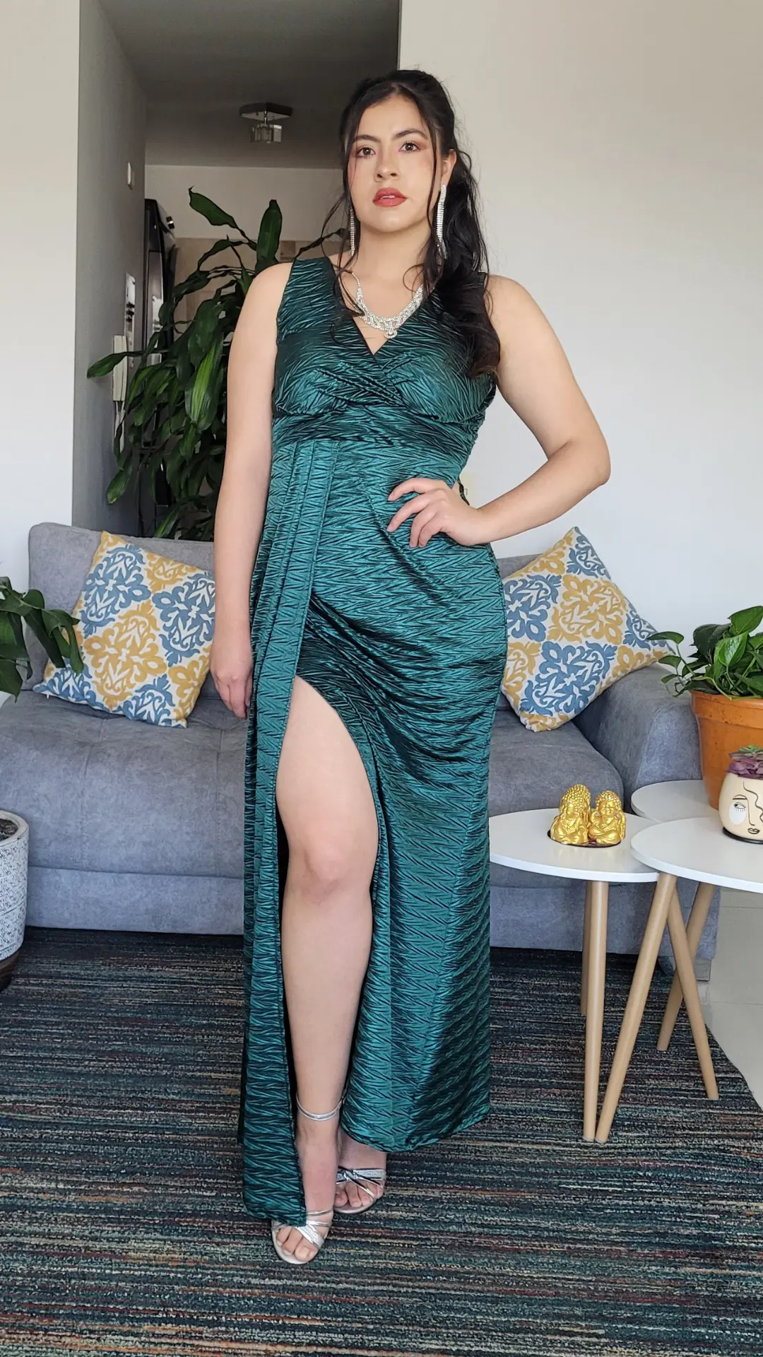 Vestido Verde Esmeralda con Textura y Drapeado en la Cadera