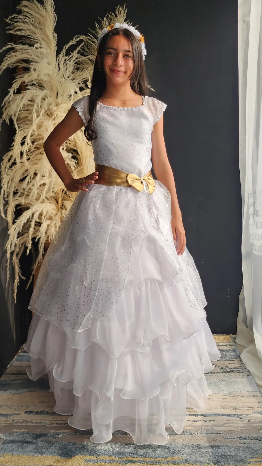 Vestido de Primera Comunión Blanco con Cinturón Dorado y Falda en Capas