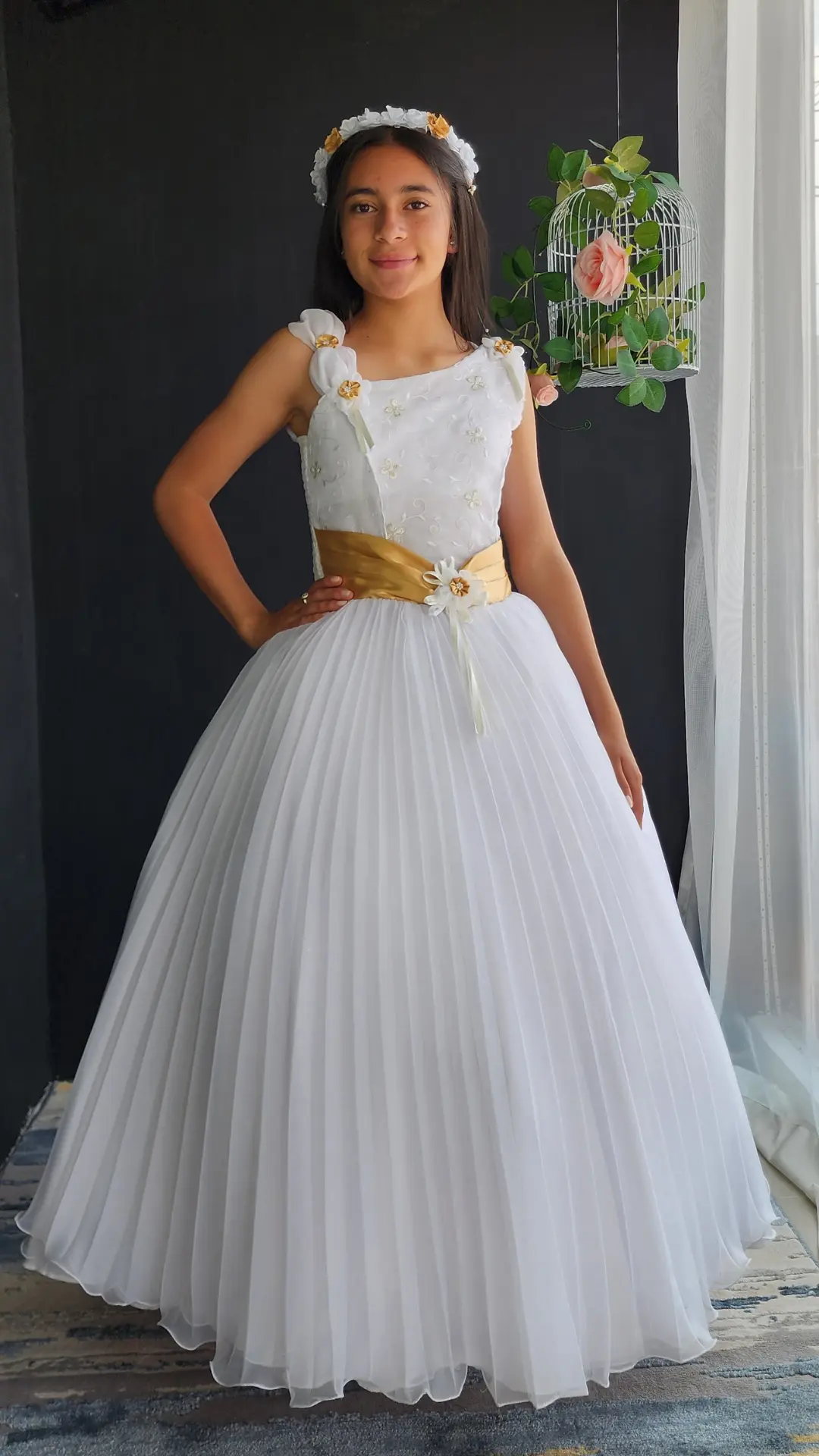 Vestido de Primera Comunión Blanco con Apliques Florales y Cinturón Dorado