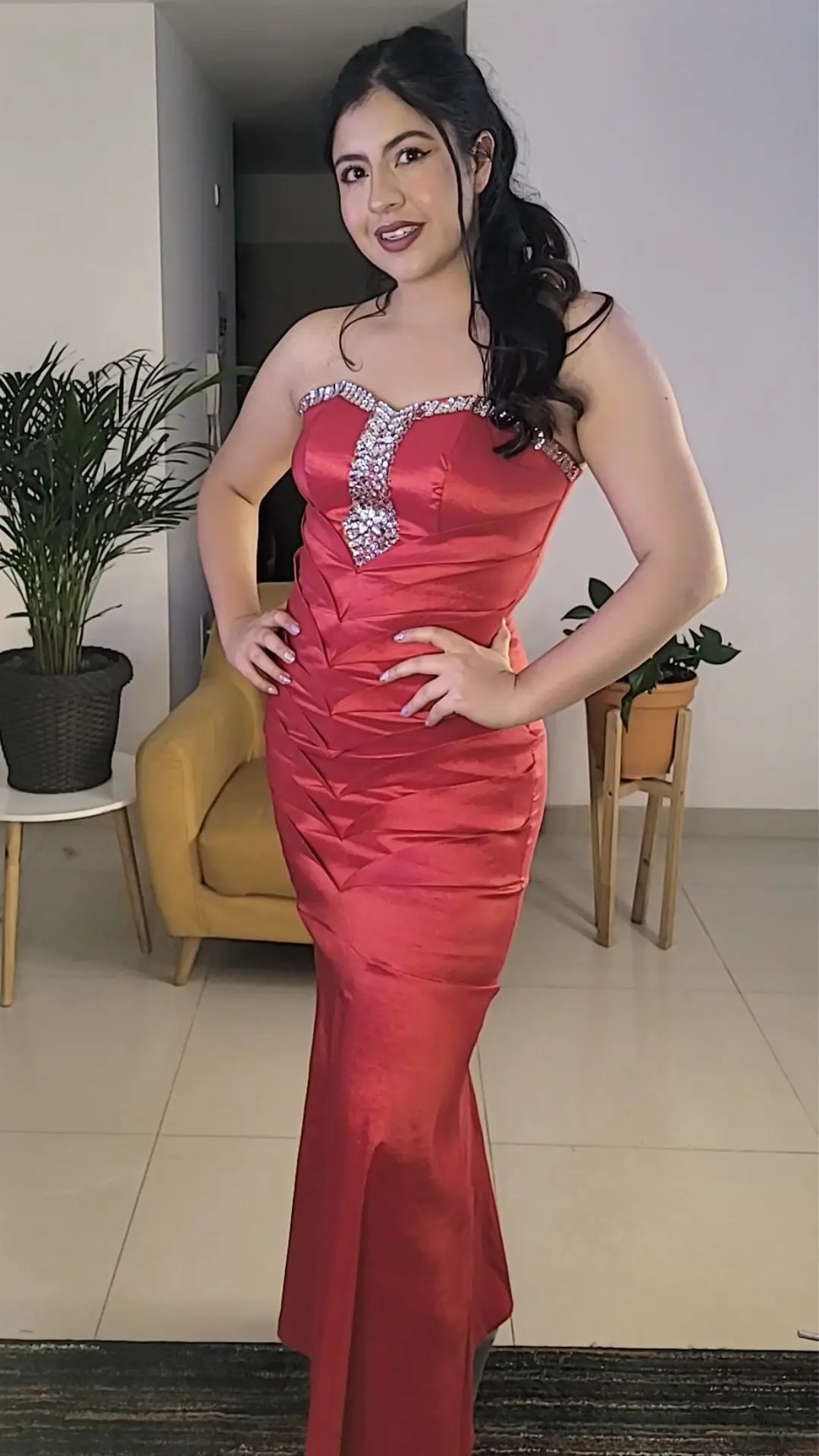 Vestido Rojo Sirena con Pedrería en el Escote
