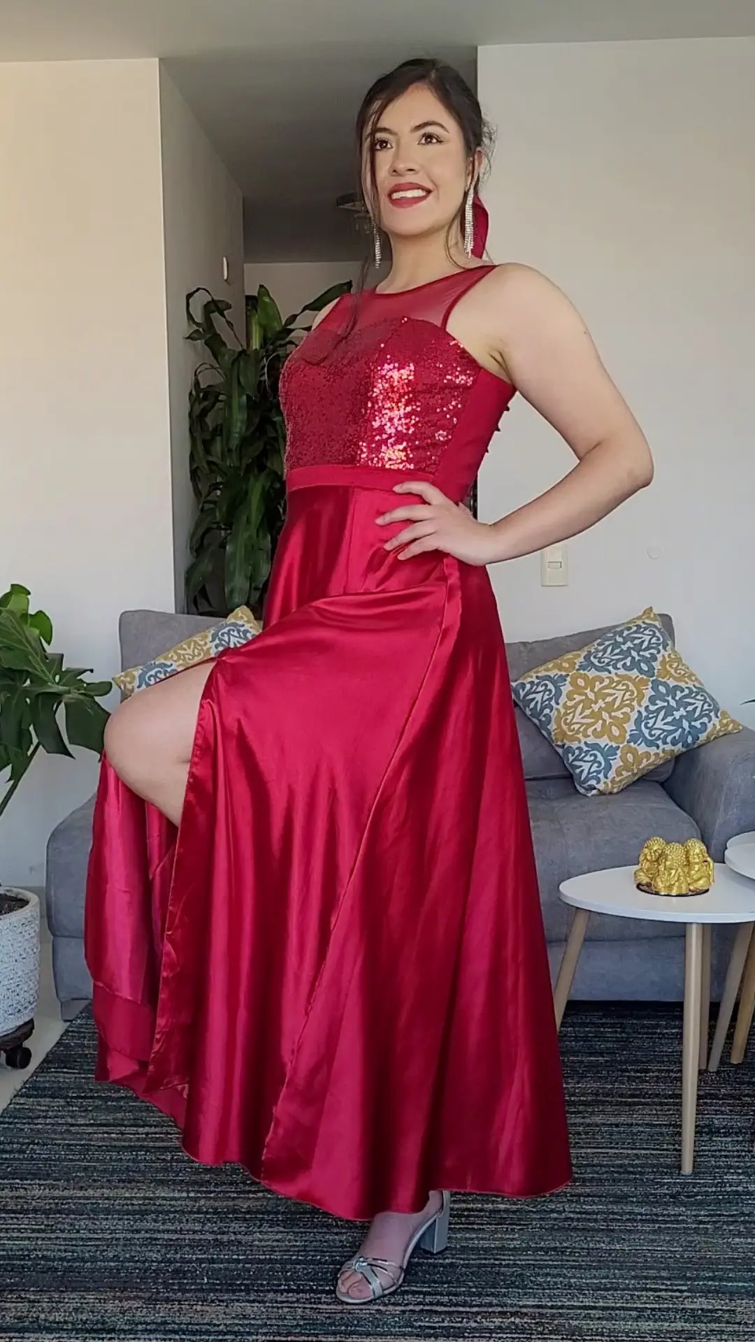 Vestido Rojo de Gala con Cuerpo en Lentejuelas y Abertura Frontal