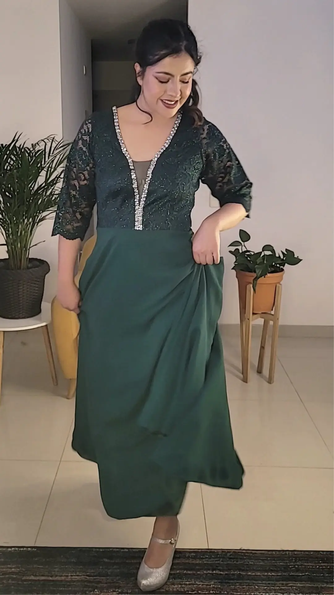 Vestido Verde Botella con Cuerpo en Encaje y Mangas Tres Cuartos