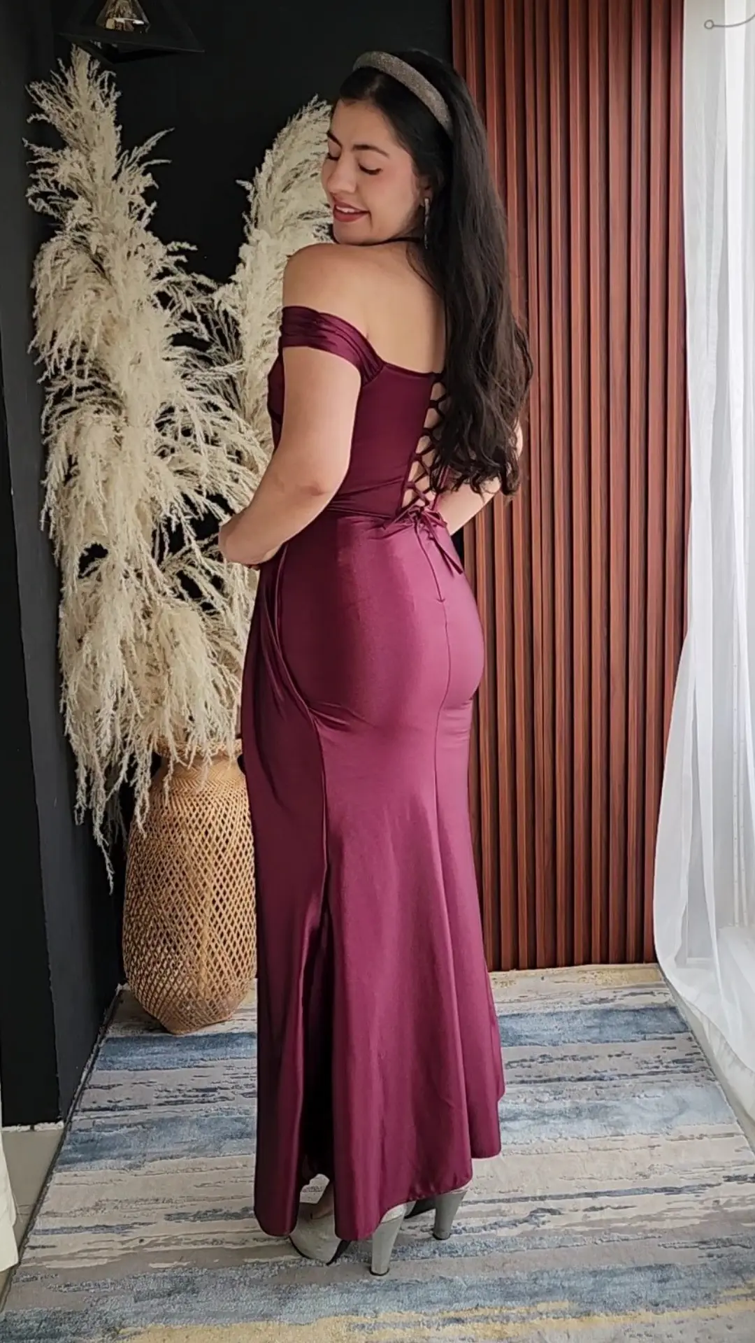 Vestido Vinotinto Off Shoulder con Falda Envuelta