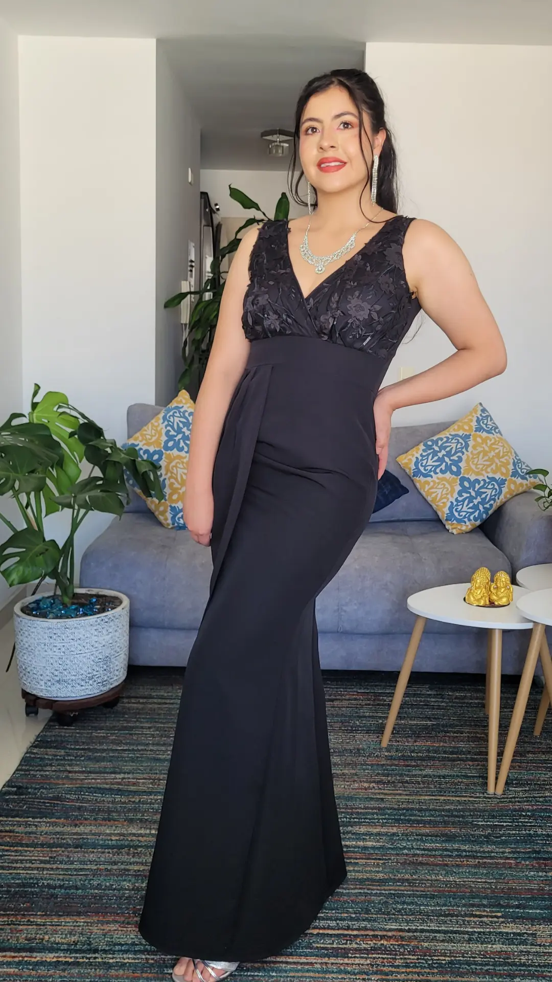 Vestido Negro de Gala con Cuerpo en Encaje y Corte Imperio