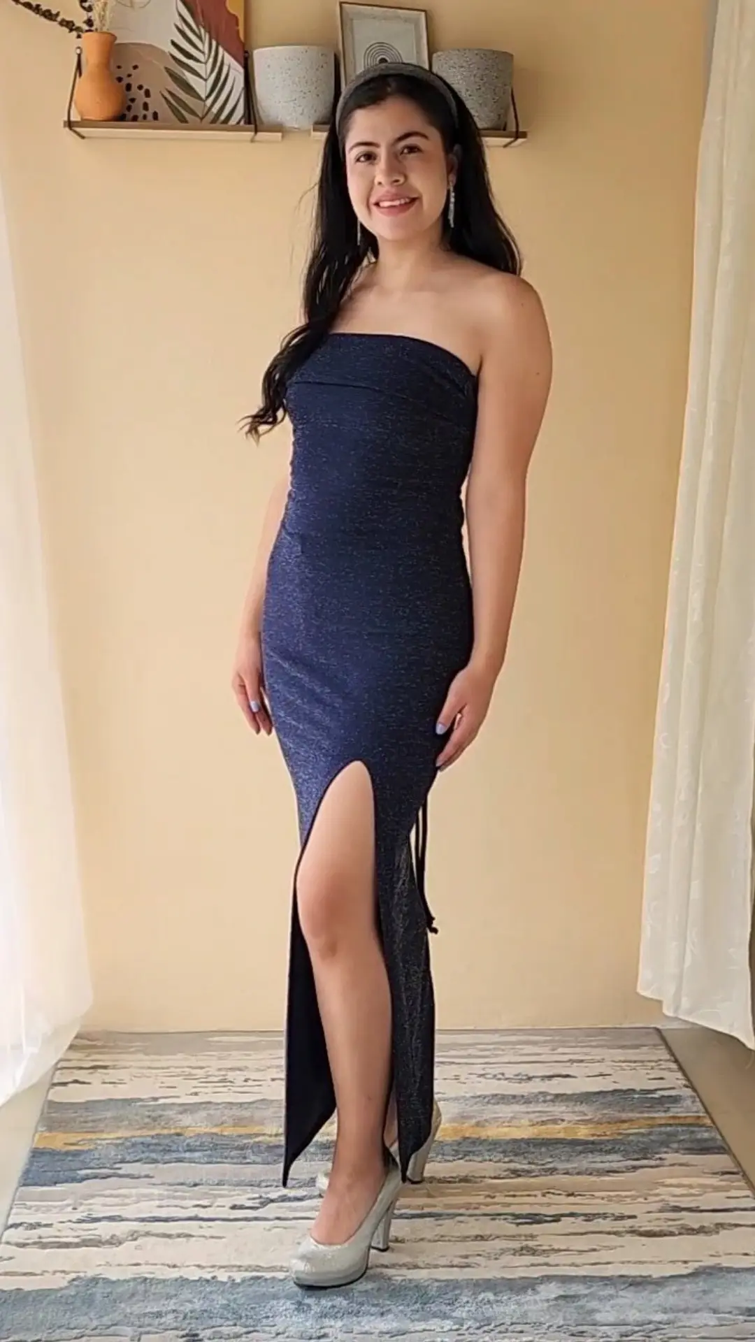 Vestido Azul Noche Strapless con Brillo y Silueta Ajustada