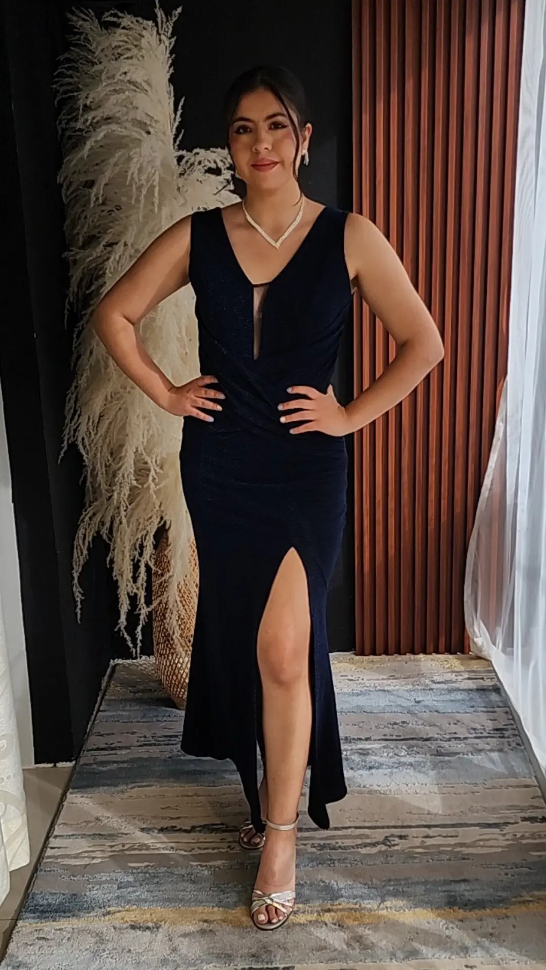 Vestido Azul Noche con Drapeado Frontal y Abertura