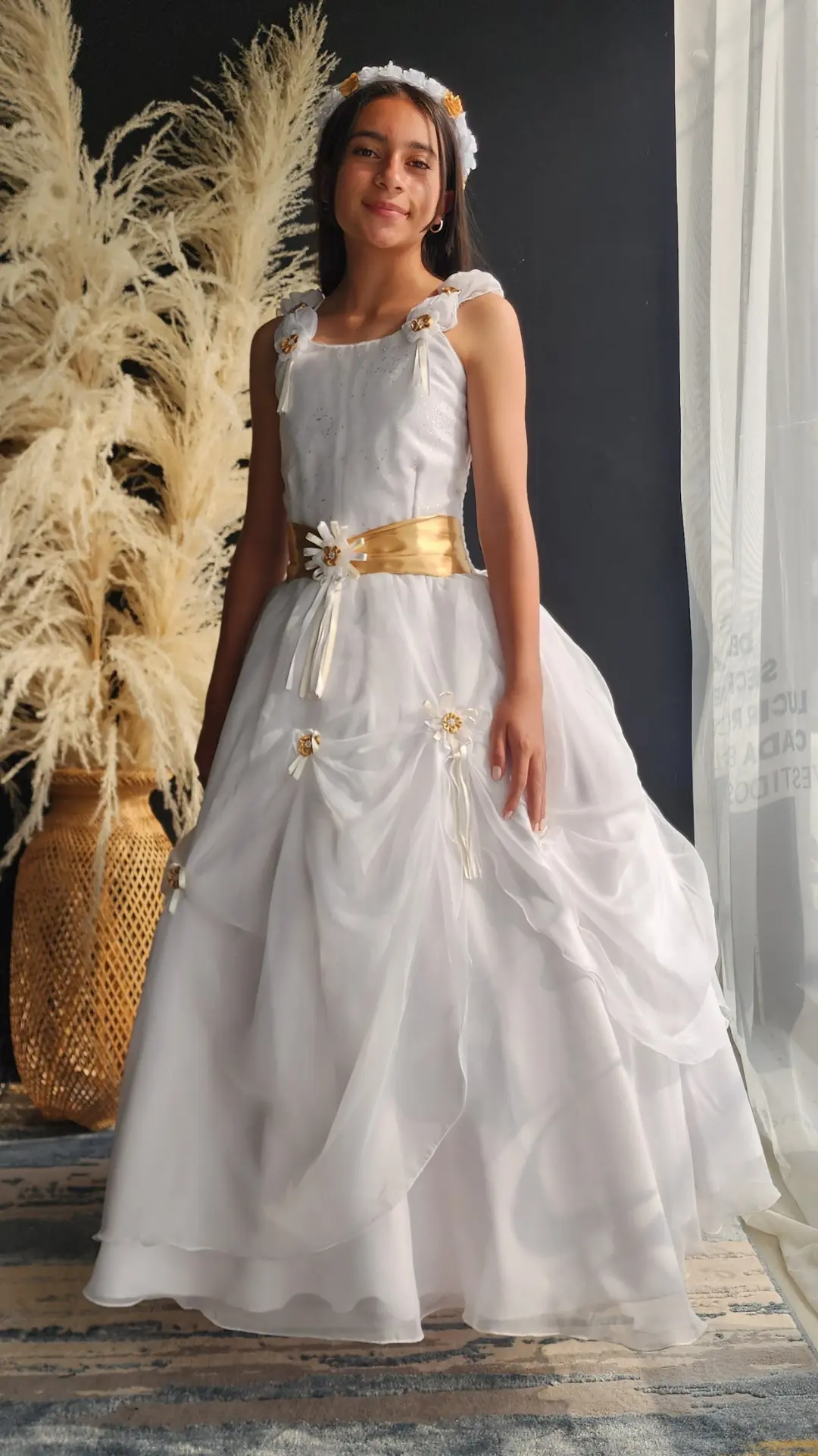 Vestido de Primera Comunión Blanco con Cinturón Dorado y Recogidos con Lazos
