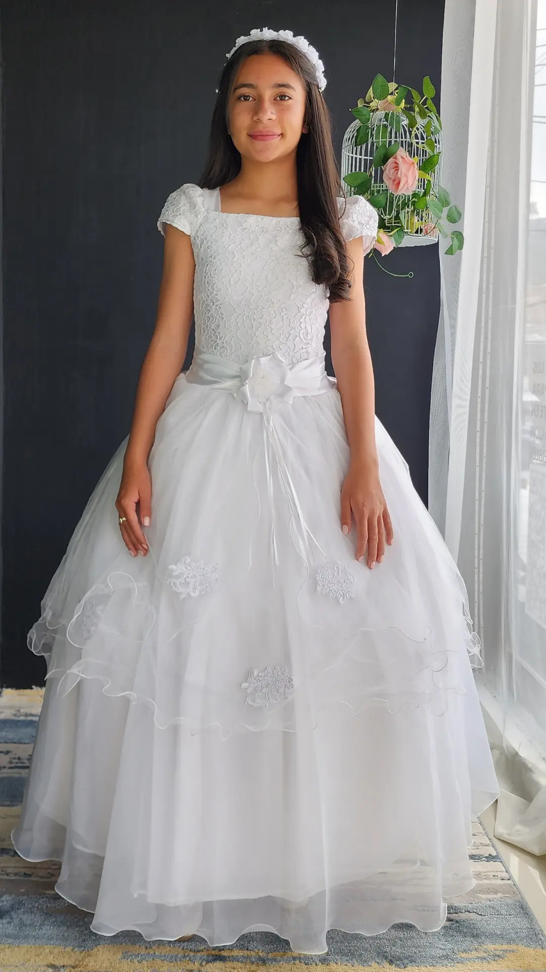Vestido de Primera Comunión Blanco con Flor en la Cintura y Recogidos