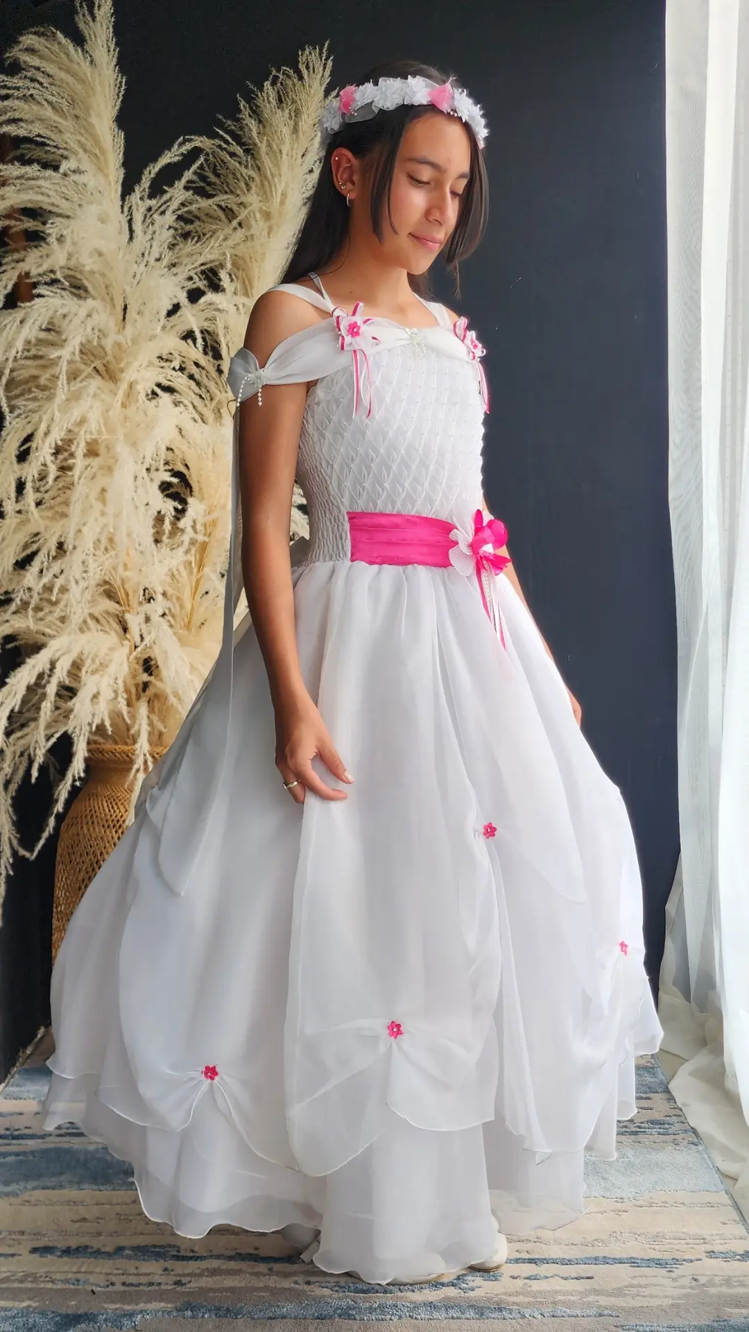 Vestido de Primera Comunión Blanco con Cinturón Fucsia y Tiras Caídas