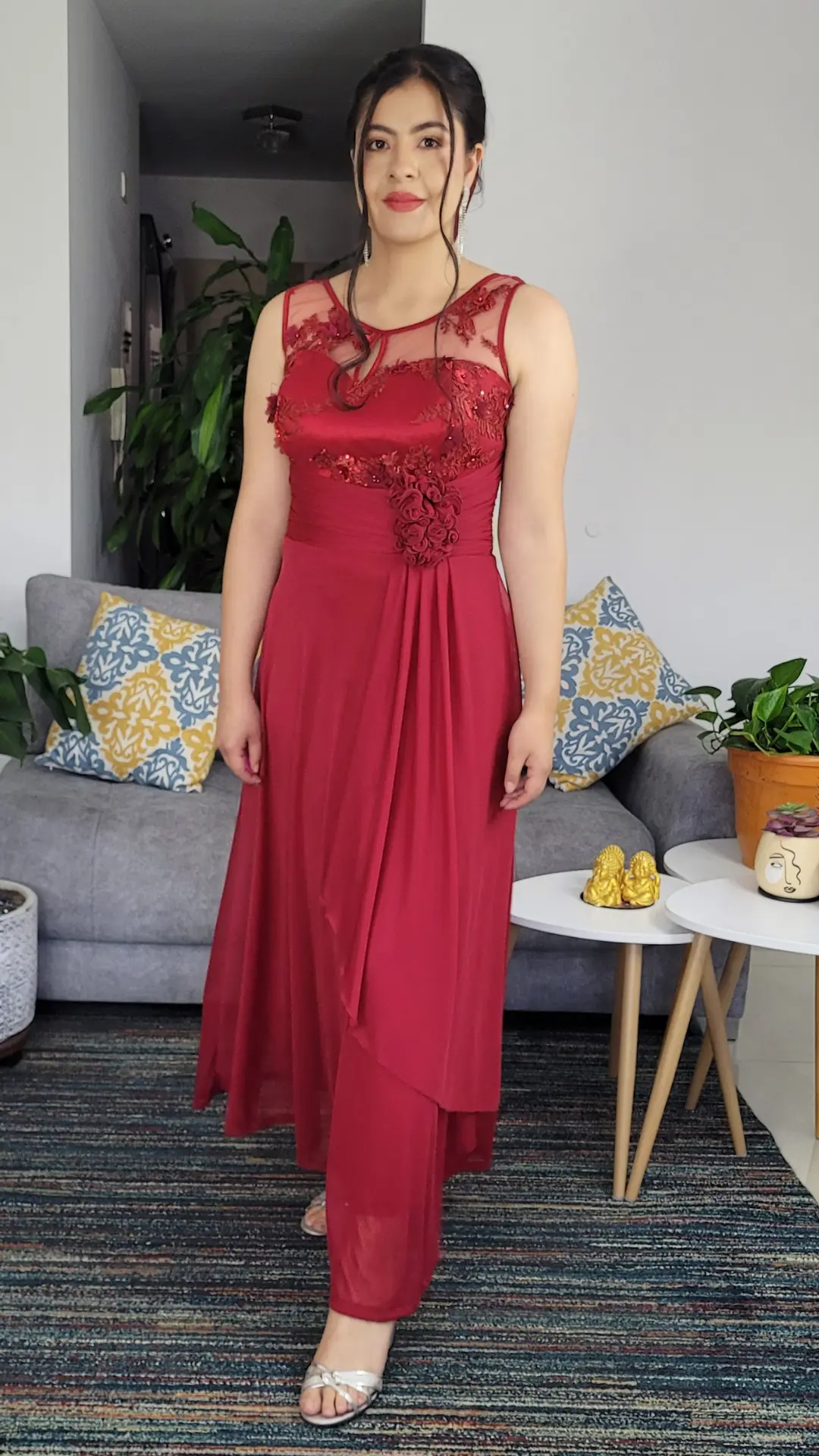 Vestido Rojo con Apliques Florales y Falda en Diagonal