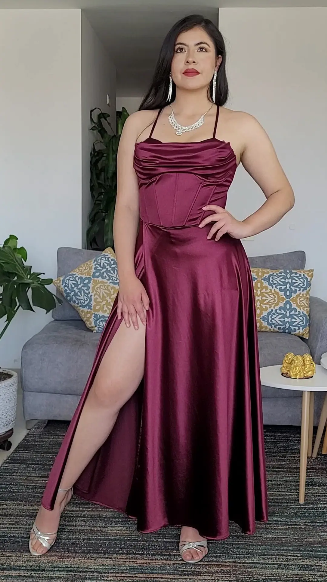 Vestido Vinotinto de Gala con Escote Drapeado y Abertura Frontal