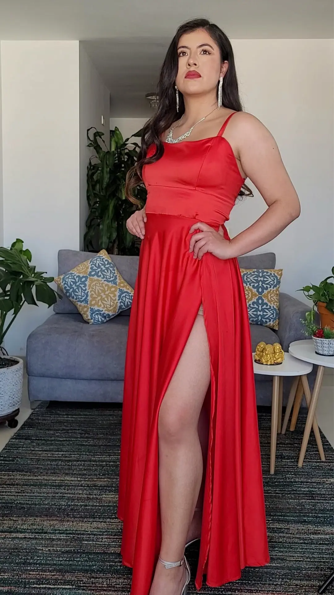 Vestido Rojo con Cintura Cruzada y Falda de Gran Vuelo