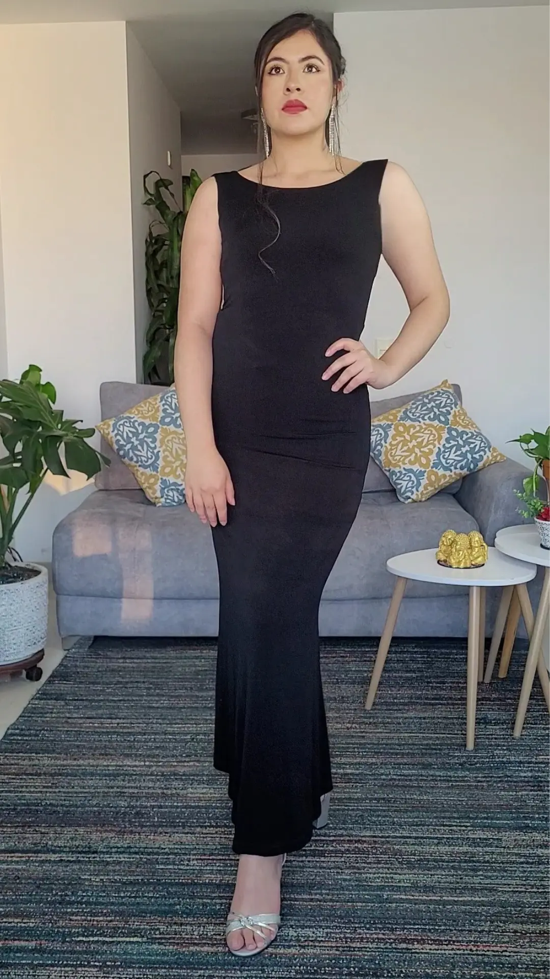 Vestido Negro Entallado con Escote Barco y Espalda Descubierta