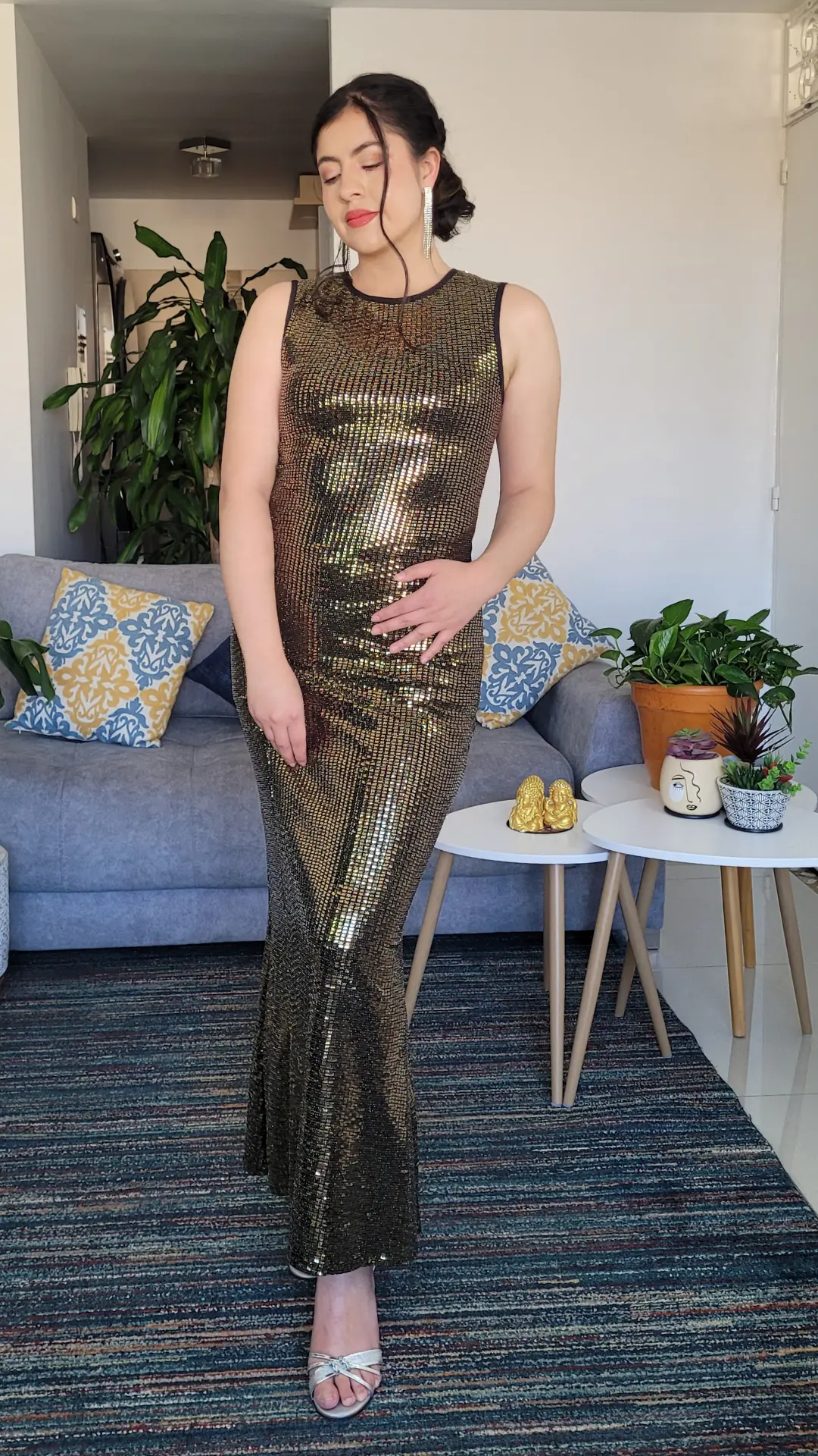 Vestido Dorado con Lentejuelas y Escote Redondo
