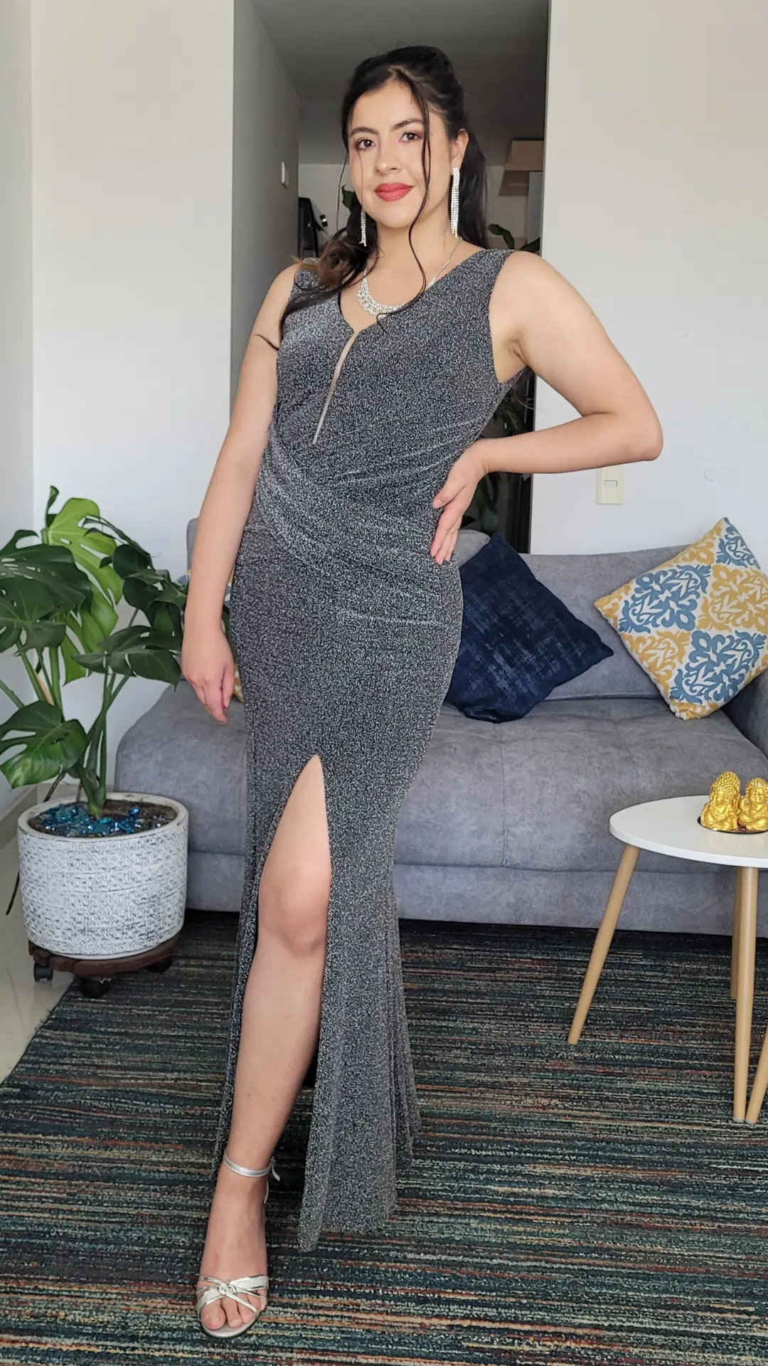 Vestido Plateado con Escote Asimétrico y Espalda Escotada