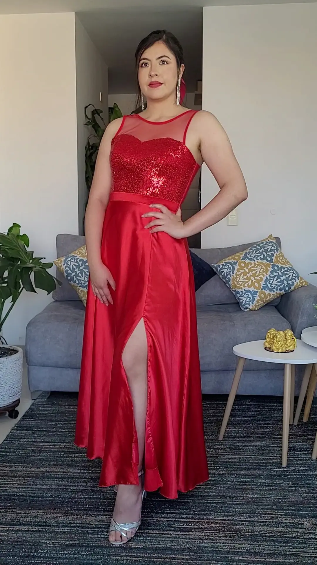 Vestido Rojo de Gala con Escote Ilusión en Tul y Falda Satinada