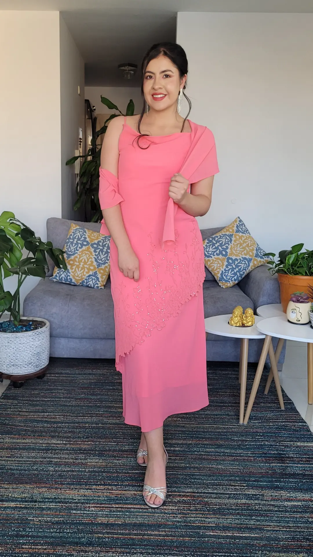 Vestido Rosado con Bordado Lateral y Chal a Juego