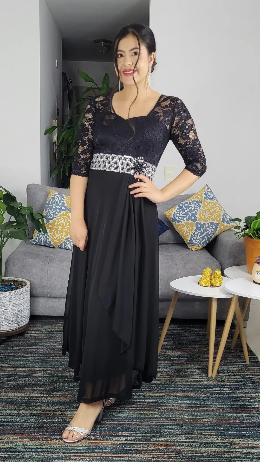 Vestido Negro con Encaje en Cuerpo y Mangas Tres Cuartos