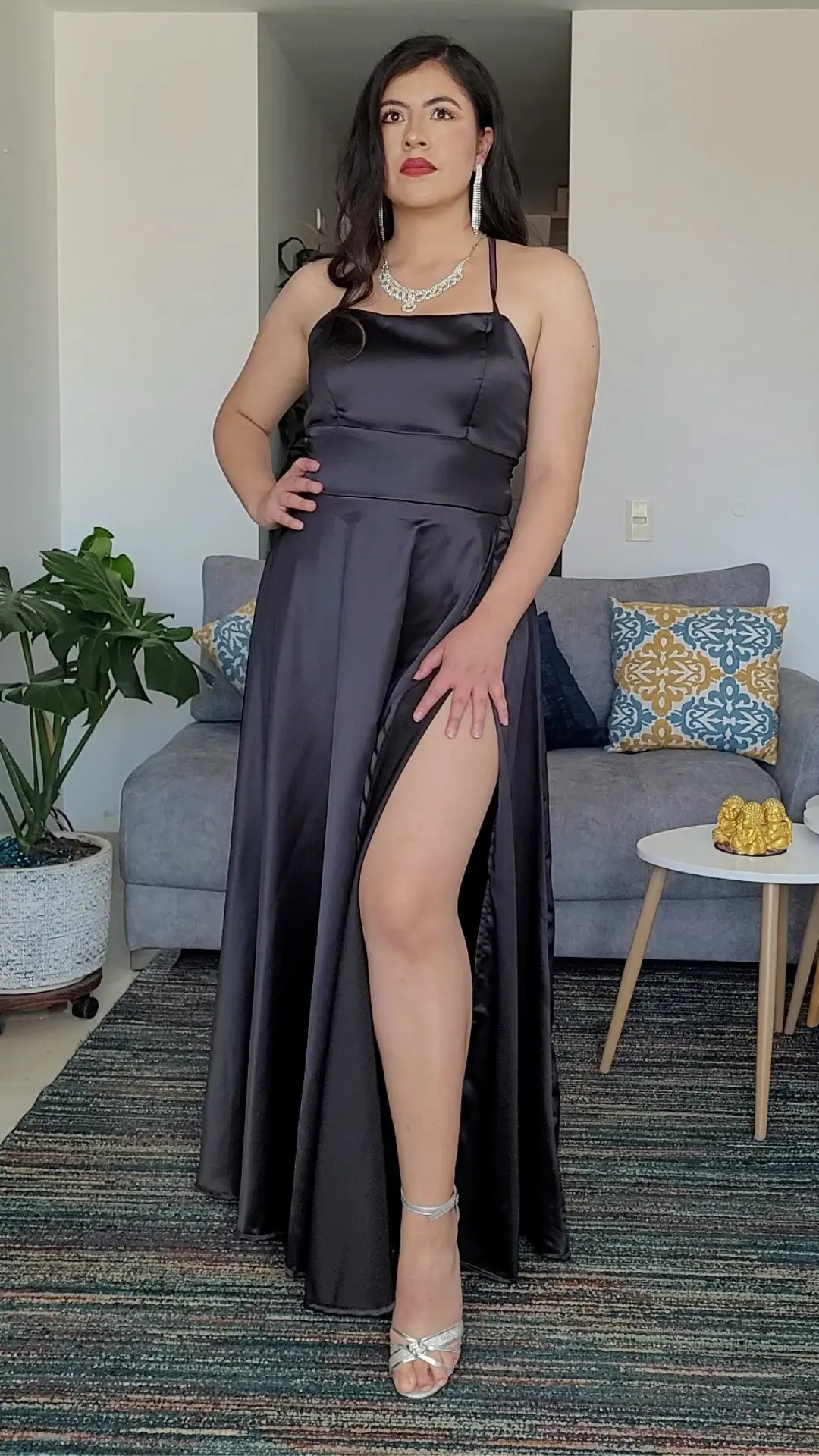 Vestido Negro de Gala con Escote Cuadrado y Espalda Cruzada