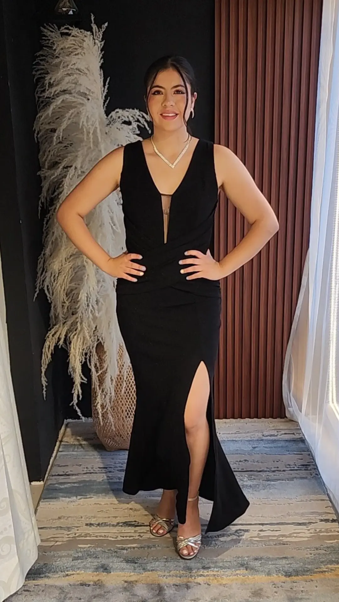 Vestido Negro con Escote en V Profundo y Falda Sirena