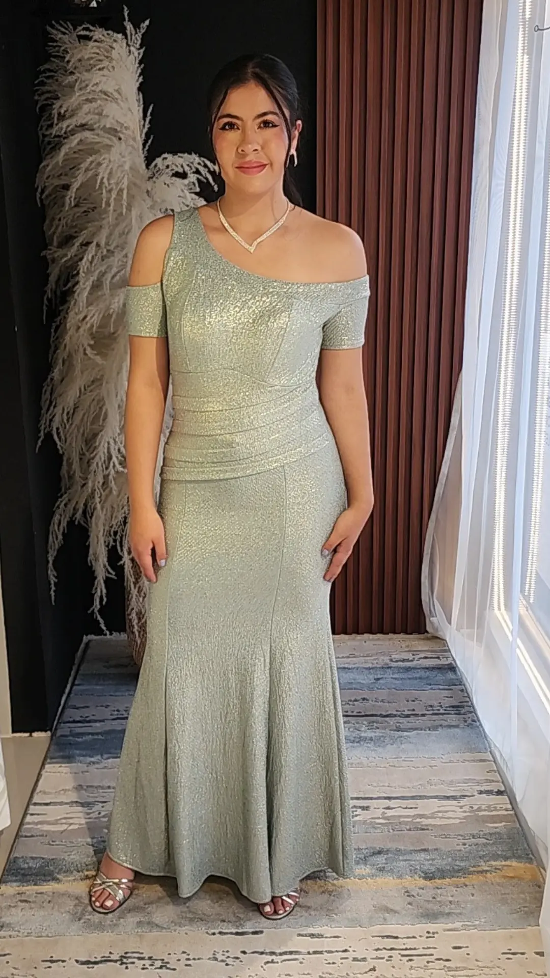 Vestido Verde Menta con Brillo y Mangas Caídas
