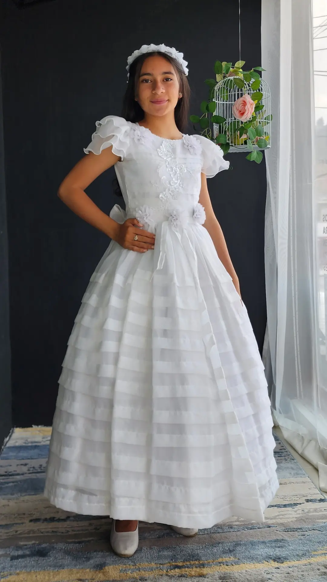 Vestido de Primera Comunión Blanco con Falda en Franjas Horizontales