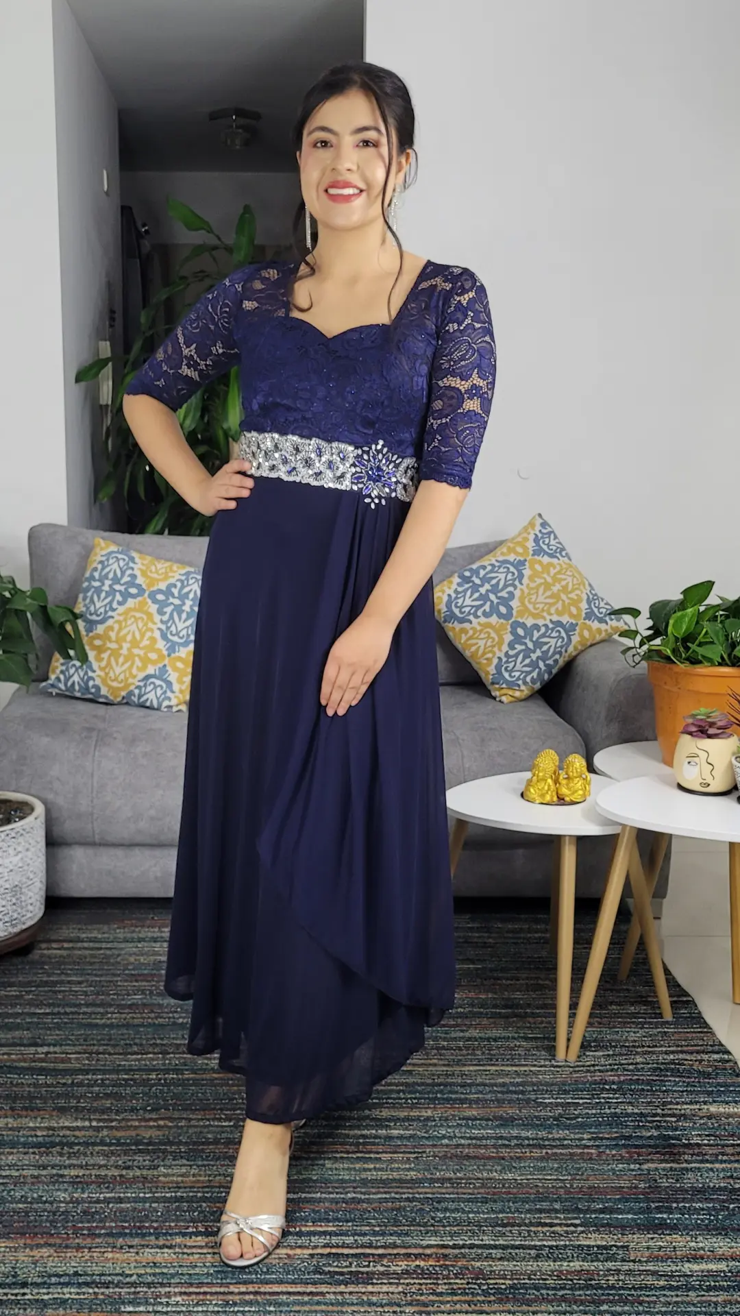Vestido Azul Noche con Encaje y Cintura en Pedrería