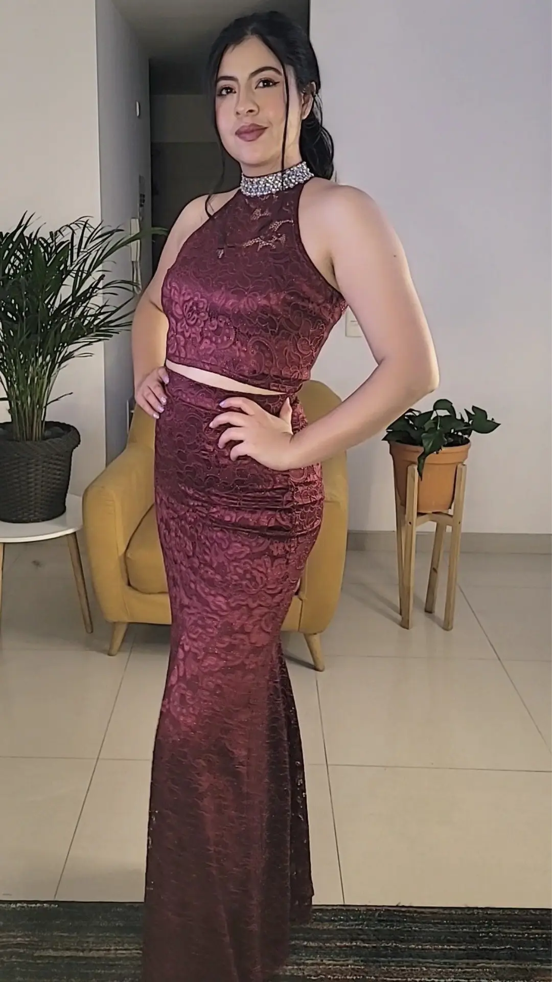 Conjunto Vinotinto en Encaje con Top de Cuello Alto y Falda Sirena