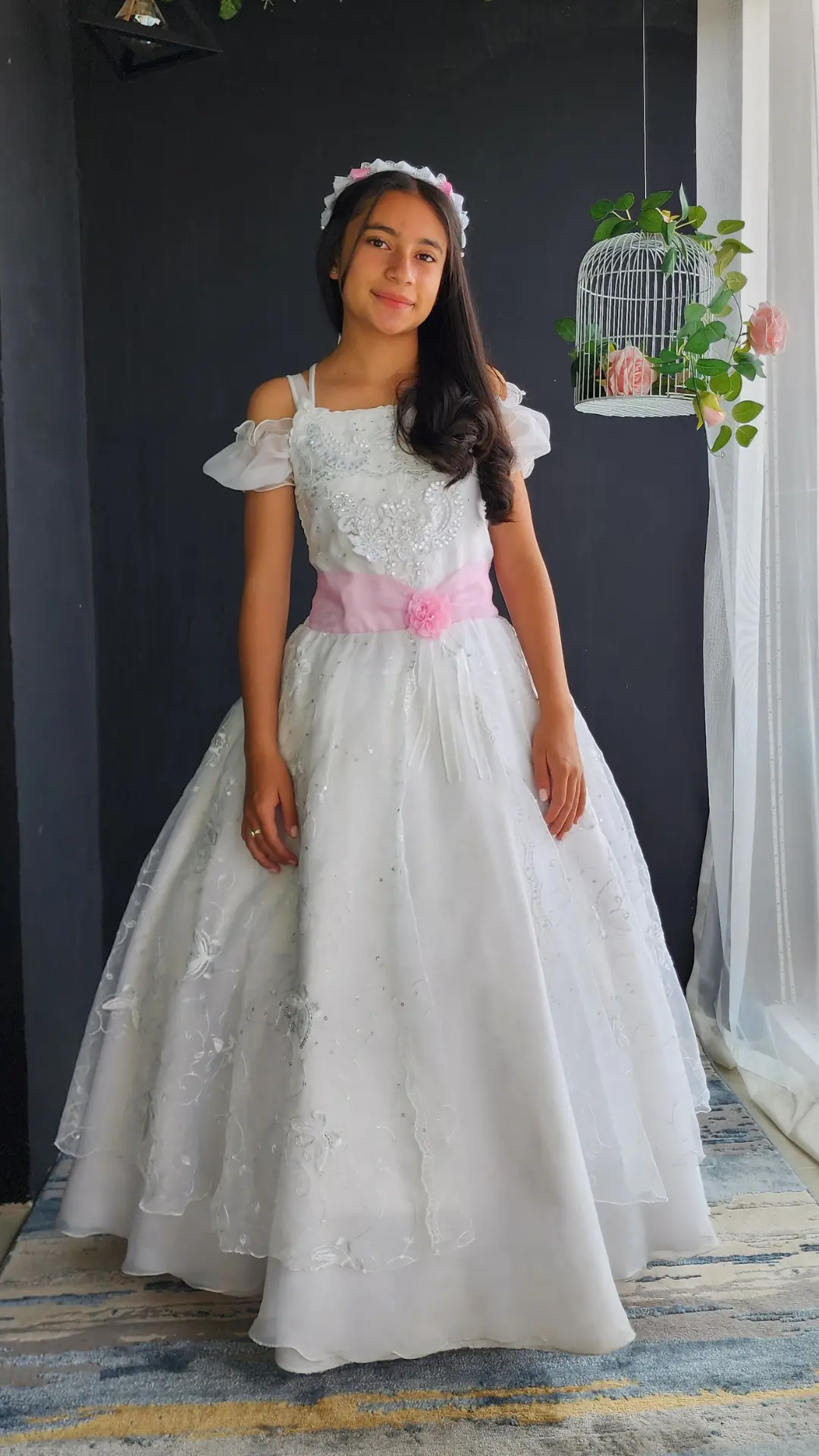 Vestido de Primera Comunión Blanco con Hombros Descubiertos y Cinturón Rosado
