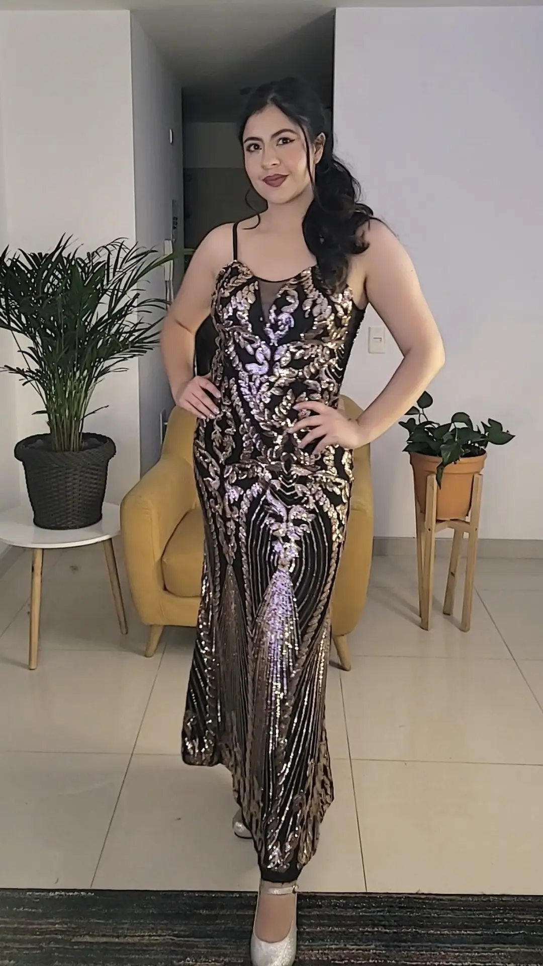 Vestido Dorado con Lentejuelas en Diseño Ornamental
